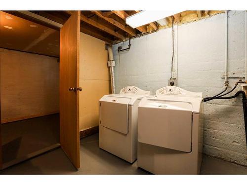 315 16 Street North, Lethbridge, AB - Indoor Photo Showing Laundry Room