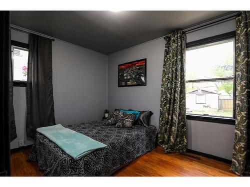 315 16 Street North, Lethbridge, AB - Indoor Photo Showing Bedroom