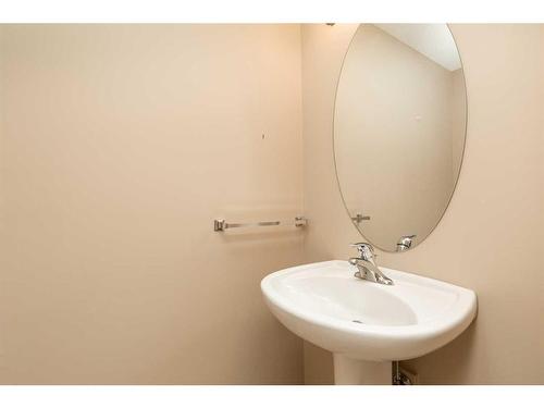 13-240 Heritage Boulevard West, Lethbridge, AB - Indoor Photo Showing Bathroom