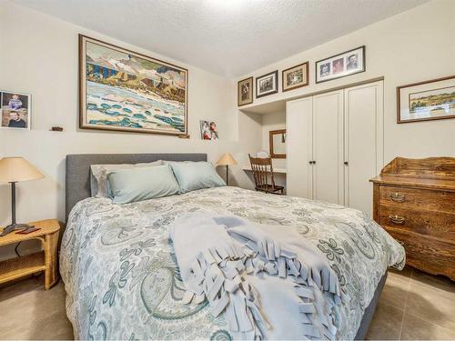 22 Canyoncrest Court West, Lethbridge, AB - Indoor Photo Showing Bedroom