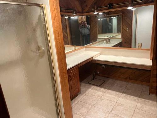 527 Centennial Avenue, Picture Butte, AB - Indoor Photo Showing Bathroom