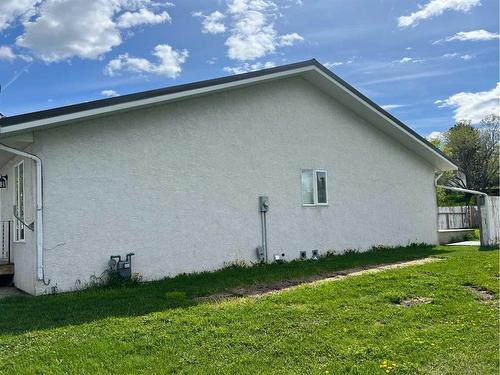 151 1 Street East, Cardston, AB - Outdoor