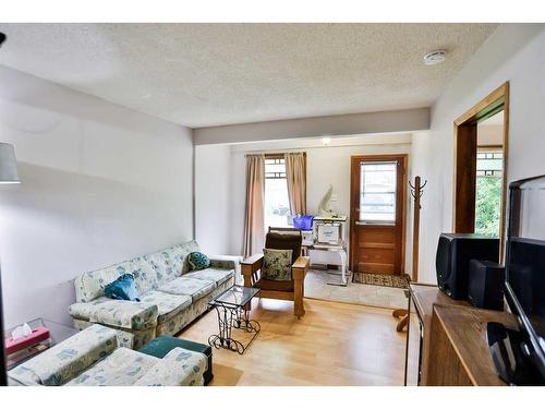 419 12 Street North, Lethbridge, AB - Indoor Photo Showing Living Room