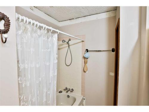 419 12 Street North, Lethbridge, AB - Indoor Photo Showing Bathroom