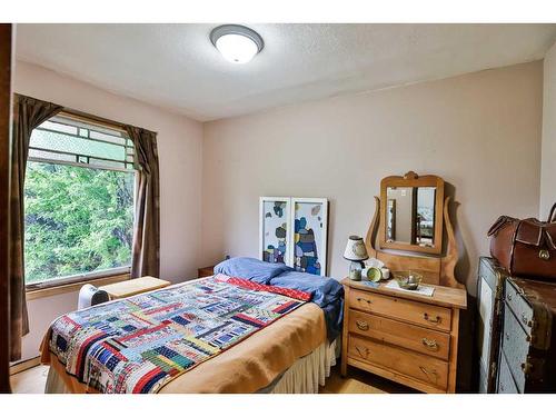 419 12 Street North, Lethbridge, AB - Indoor Photo Showing Bedroom