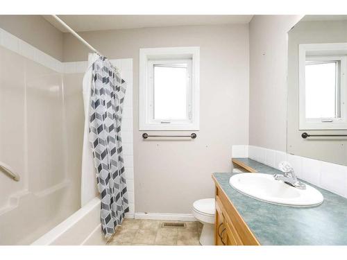 475 Blackfoot Manor West, Lethbridge, AB - Indoor Photo Showing Bathroom