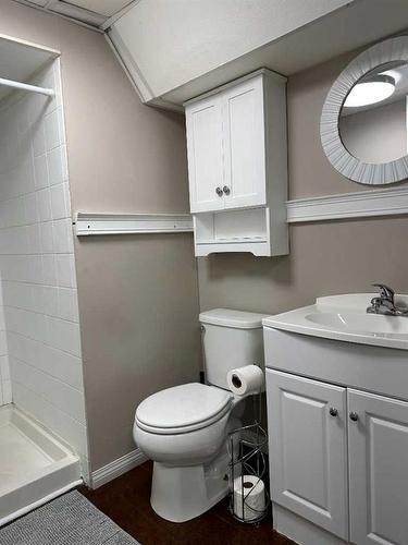 711 14 Street South, Lethbridge, AB - Indoor Photo Showing Bathroom