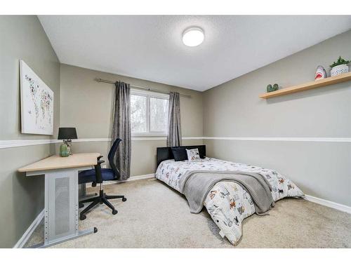 91 Chippewa Crescent West, Lethbridge, AB - Indoor Photo Showing Bedroom