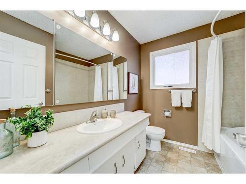 91 Chippewa Crescent West, Lethbridge, AB - Indoor Photo Showing Bathroom