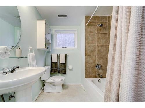 91 Chippewa Crescent West, Lethbridge, AB - Indoor Photo Showing Bathroom