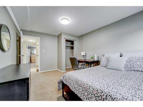 91 Chippewa Crescent West, Lethbridge, AB - Indoor Photo Showing Bedroom