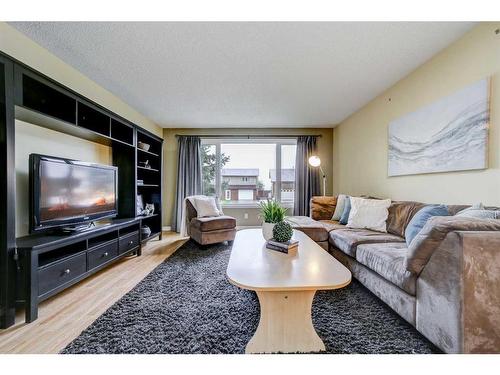 91 Chippewa Crescent West, Lethbridge, AB - Indoor Photo Showing Living Room