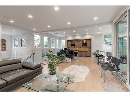 2825 Parkside Drive South, Lethbridge, AB - Indoor Photo Showing Living Room