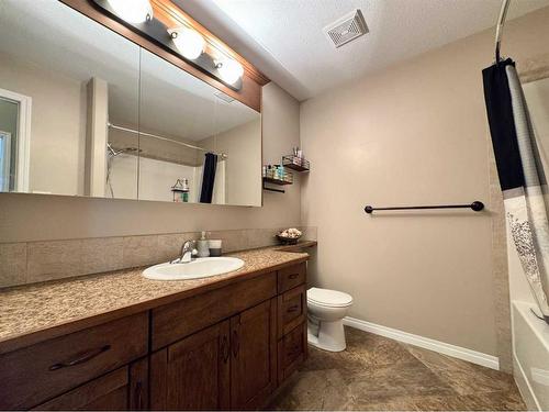 615 12B Street North, Lethbridge, AB - Indoor Photo Showing Bathroom