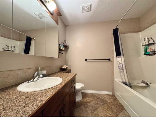 615 12B Street North, Lethbridge, AB - Indoor Photo Showing Bathroom