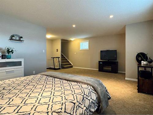 615 12B Street North, Lethbridge, AB - Indoor Photo Showing Bedroom