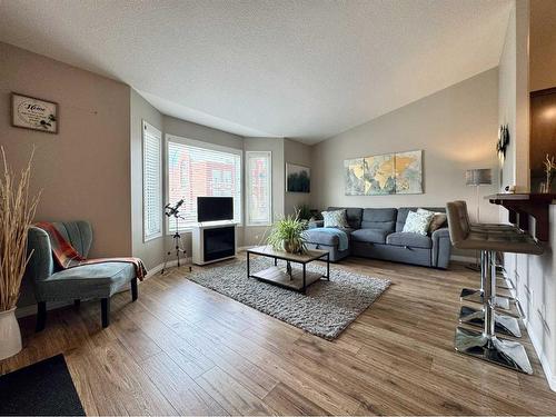 615 12B Street North, Lethbridge, AB - Indoor Photo Showing Living Room