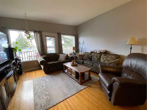 4422 Greenview Place Ne, Calgary, AB - Indoor Photo Showing Living Room