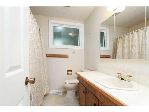 14 Quail Place North, Lethbridge, AB - Indoor Photo Showing Bathroom