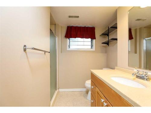 14 Quail Place North, Lethbridge, AB - Indoor Photo Showing Bathroom