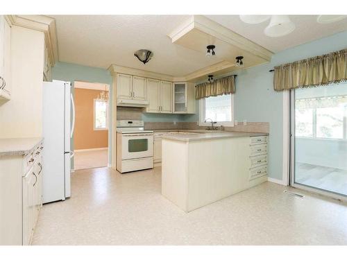 14 Quail Place North, Lethbridge, AB - Indoor Photo Showing Kitchen