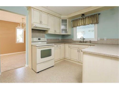 14 Quail Place North, Lethbridge, AB - Indoor Photo Showing Kitchen