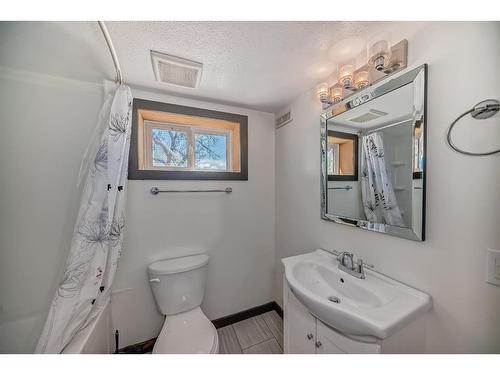 205 44 Street South, Fairview (Hamlet), AB - Indoor Photo Showing Bathroom
