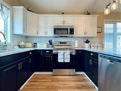 672 Parkside Green, Coaldale, AB - Indoor Photo Showing Kitchen With Upgraded Kitchen