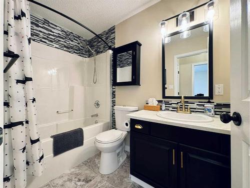 672 Parkside Green, Coaldale, AB - Indoor Photo Showing Bathroom