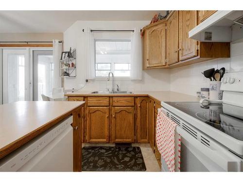 165 Mt Blakiston Road West, Lethbridge, AB - Indoor Photo Showing Kitchen With Double Sink