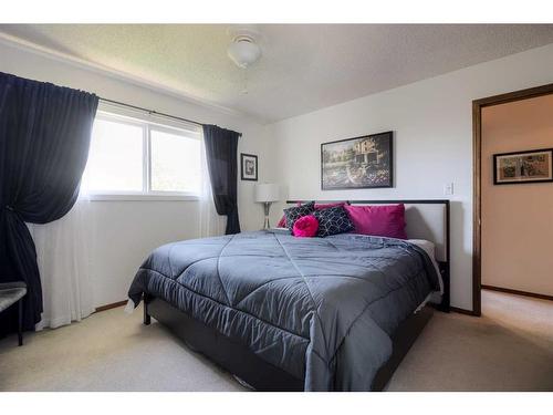 165 Mt Blakiston Road West, Lethbridge, AB - Indoor Photo Showing Bedroom