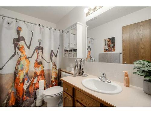 165 Mt Blakiston Road West, Lethbridge, AB - Indoor Photo Showing Bathroom