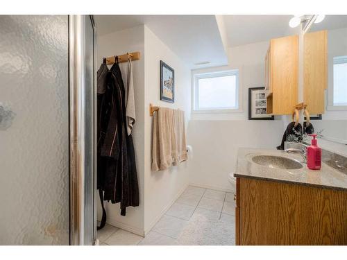 165 Mt Blakiston Road West, Lethbridge, AB - Indoor Photo Showing Bathroom