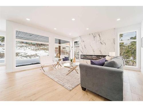 70 Kananaskis Drive, Coleman, AB - Indoor Photo Showing Living Room