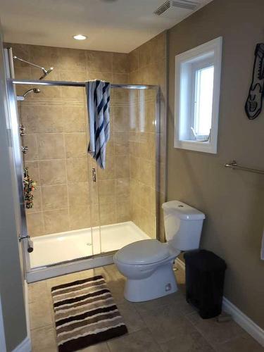 33 Laurel Place, Coalhurst, AB - Indoor Photo Showing Bathroom