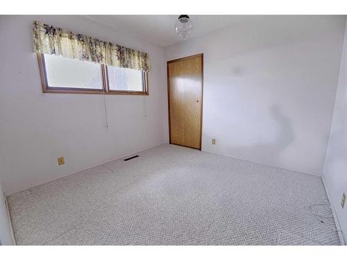 2727 7A Avenue North, Lethbridge, AB - Indoor Photo Showing Other Room