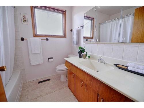 2727 7A Avenue North, Lethbridge, AB - Indoor Photo Showing Bathroom