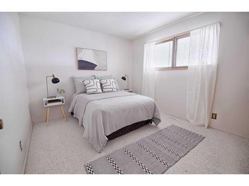2727 7A Avenue North, Lethbridge, AB - Indoor Photo Showing Bedroom