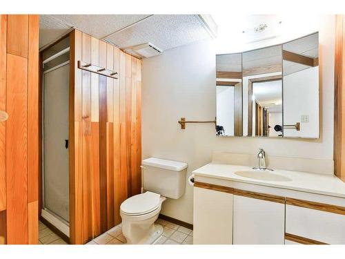 34 Tudor Court South, Lethbridge, AB - Indoor Photo Showing Bathroom