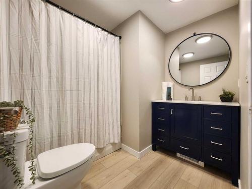 31 Willow Place West, Claresholm, AB - Indoor Photo Showing Bathroom