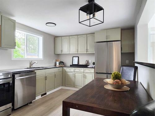 31 Willow Place West, Claresholm, AB - Indoor Photo Showing Kitchen