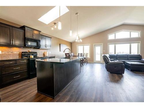 255 Canyon Estates Way West, Lethbridge, AB - Indoor Photo Showing Kitchen With Upgraded Kitchen