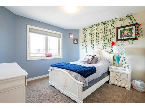 255 Canyon Estates Way West, Lethbridge, AB - Indoor Photo Showing Bedroom