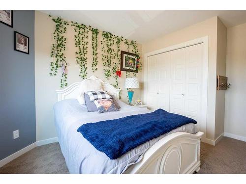 255 Canyon Estates Way West, Lethbridge, AB - Indoor Photo Showing Bedroom