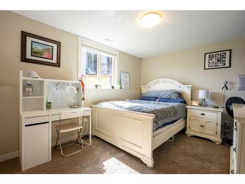 255 Canyon Estates Way West, Lethbridge, AB - Indoor Photo Showing Bedroom