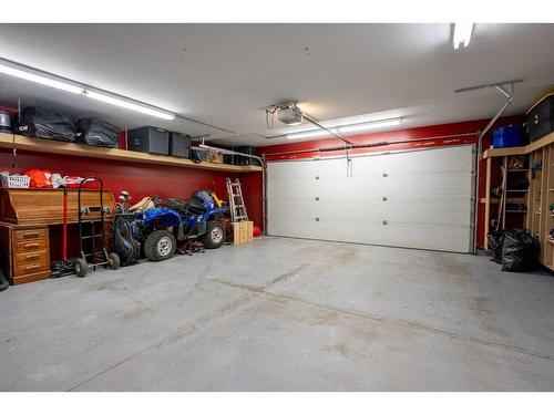 255 Canyon Estates Way West, Lethbridge, AB - Indoor Photo Showing Garage