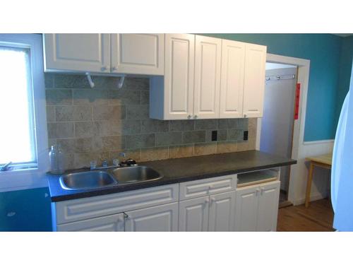 437 22 Street, Fort Macleod, AB - Indoor Photo Showing Kitchen With Double Sink