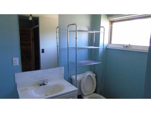 437 22 Street, Fort Macleod, AB - Indoor Photo Showing Bathroom