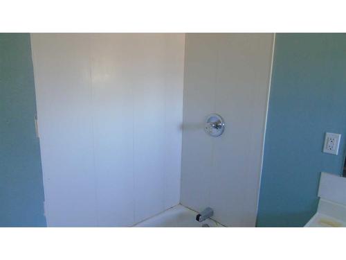 437 22 Street, Fort Macleod, AB - Indoor Photo Showing Bathroom