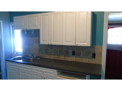 437 22 Street, Fort Macleod, AB - Indoor Photo Showing Kitchen With Double Sink